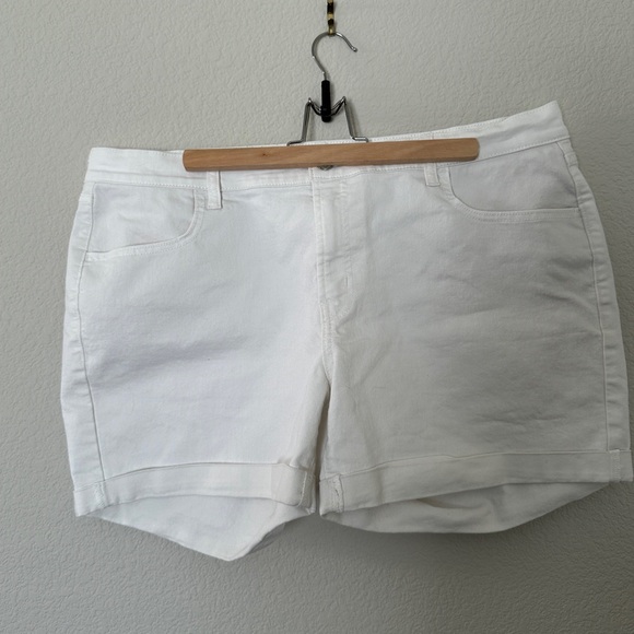 ON WOW Shorts 🤍 - Picture 1 of 4
